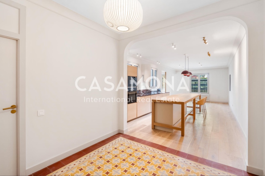 Newly Renovated Spacious 5 Bedroom Apartment With A Balcony Near Francesc Macia