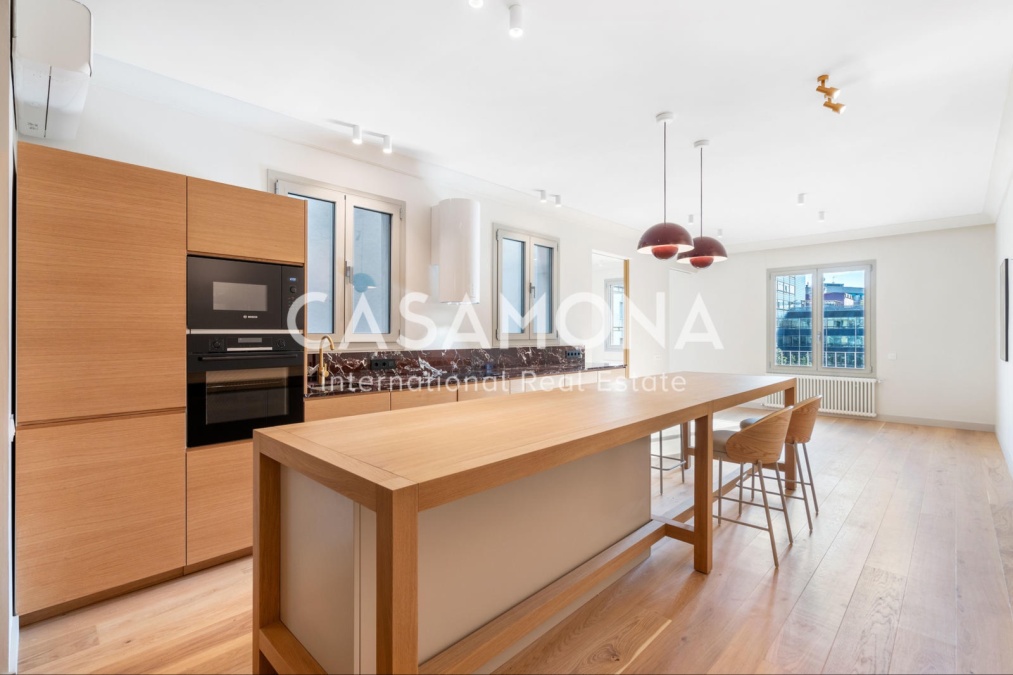 Newly Renovated Spacious 5 Bedroom Apartment With A Balcony Near Francesc Macia