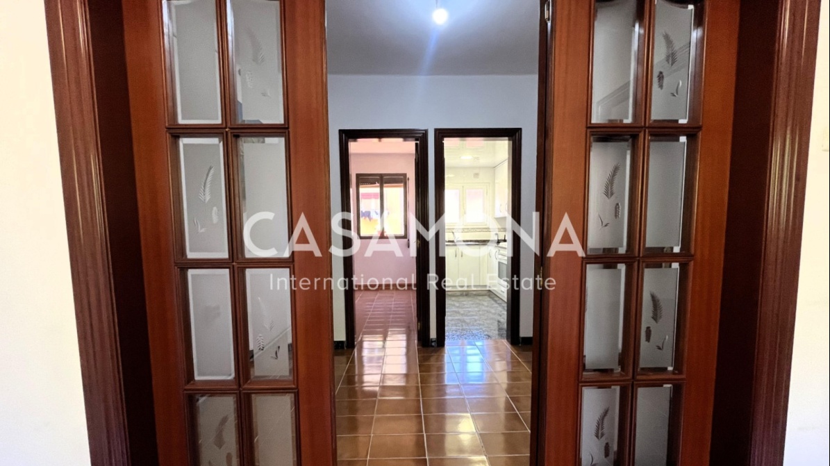 Apartament de 3 Dormitoris a Reformar amb Ascensor just al costat de la Platja