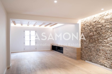 Pis urbà chic de 3 habitacions amb elements tradicionals al carrer Avinyó