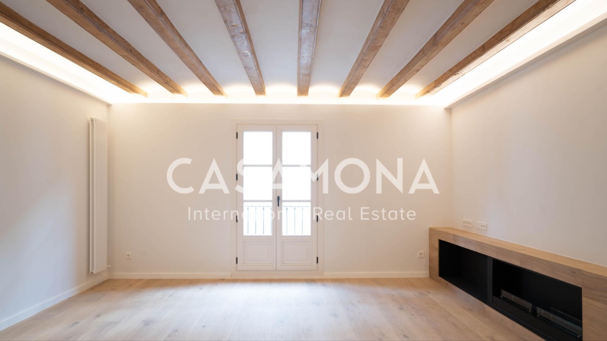 Urban Chic 3 Bedroom Apartment With Traditional Elements In Calle Avinyo