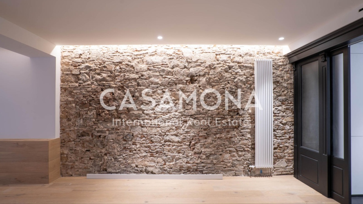 Urban Chic 3 Bedroom Apartment With Traditional Elements In Calle Avinyo