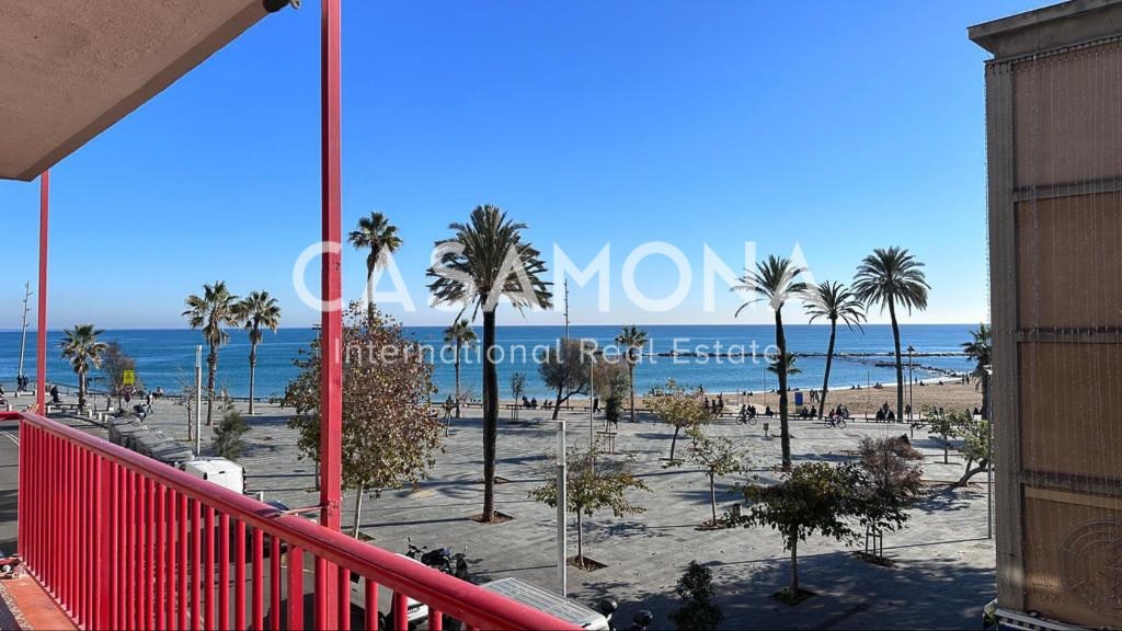 Appartement de 3 chambres en bord de mer à rénover avec ascenseur et terrasse Appartement de 3 chambres en bord de mer à rénover avec ascenseur et terrasse