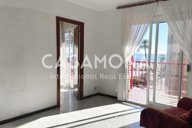 Apartamento de 3 dormitorios frente al mar para renovar con ascensor y terraza