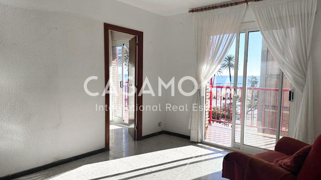 Apartament de 3 dormitoris a primera línia de platja per renovar amb ascensor i terrassa Apartament de 3 dormitoris a primera línia de platja per renovar amb ascensor i terrassa