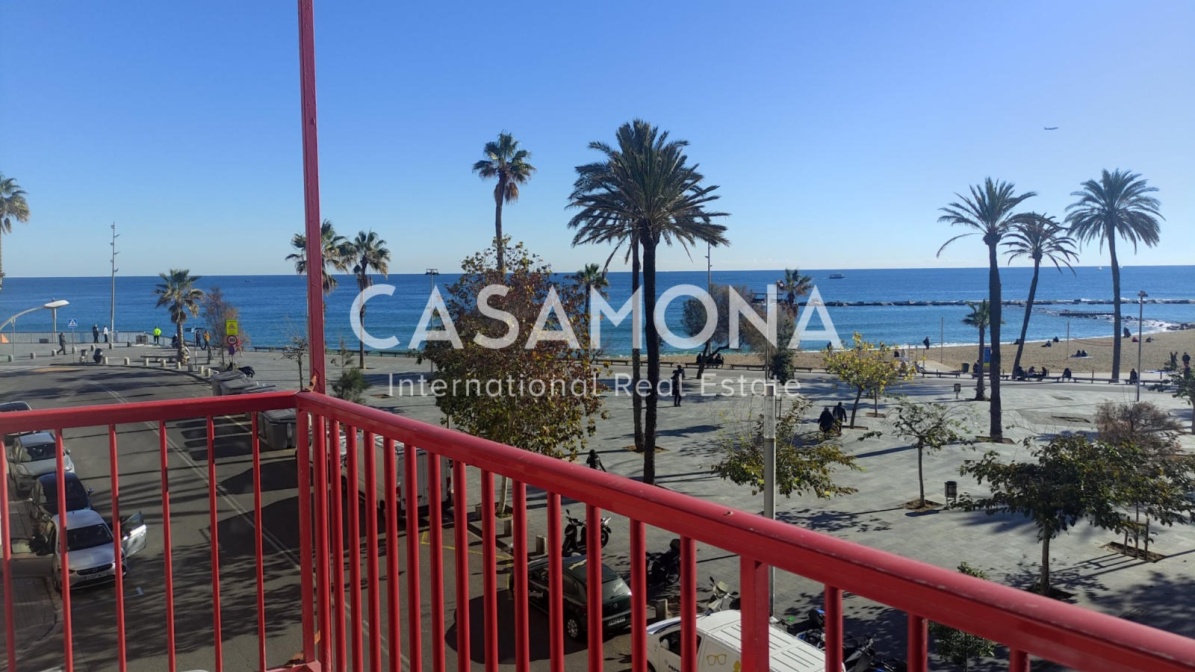 Apartament de 3 dormitoris a primera línia de platja per renovar amb ascensor i terrassa Apartament de 3 dormitoris a primera línia de platja per renovar amb ascensor i terrassa