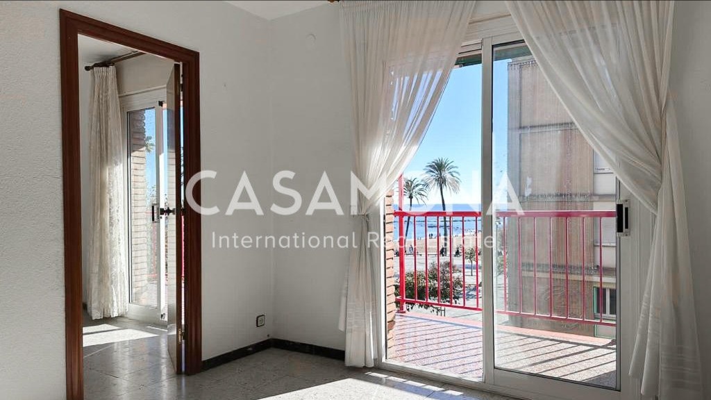 Apartament de 3 dormitoris a primera línia de platja per renovar amb ascensor i terrassa Apartament de 3 dormitoris a primera línia de platja per renovar amb ascensor i terrassa