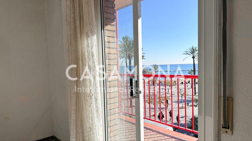 Apartament de 3 dormitoris a primera línia de platja per renovar amb ascensor i terrassa Apartament de 3 dormitoris a primera línia de platja per renovar amb ascensor i terrassa