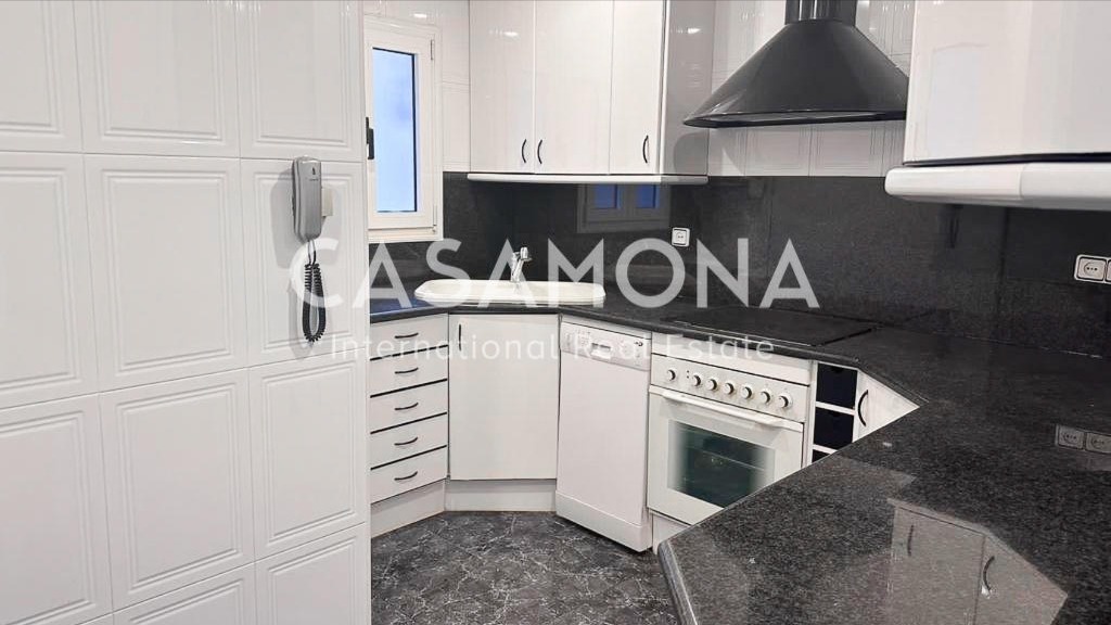 Appartement de 3 chambres en bord de mer à rénover avec ascenseur et terrasse Appartement de 3 chambres en bord de mer à rénover avec ascenseur et terrasse