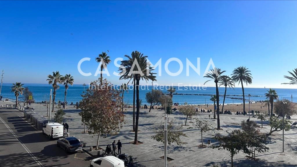 Apartamento de 3 dormitorios frente al mar para renovar con ascensor y terraza Apartamento de 3 dormitorios frente al mar para renovar con ascensor y terraza