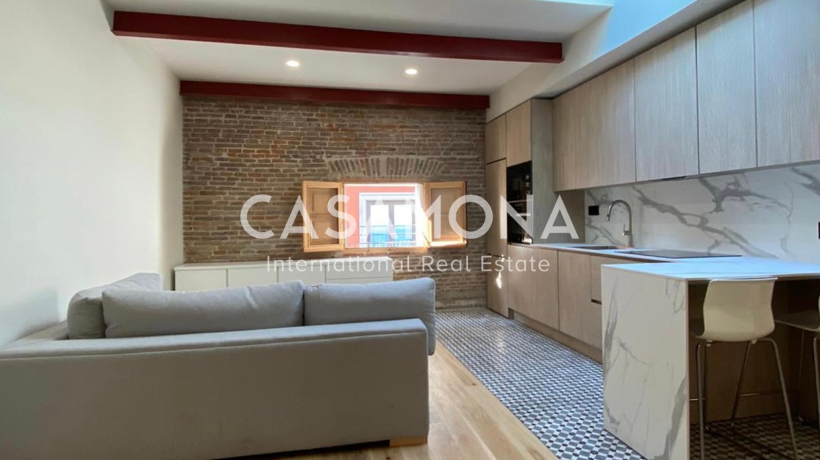 (SOLD) Modern Apartment With A Private Terrace In The Historical Center Of Barcelona