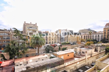 Amplia habitaci�n en moderno apartamento de co-living con balc�n privado