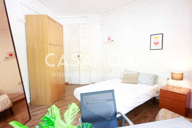 Helles Zimmer im Co-Living-Apartment mit Balkon