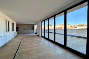 Spacious Two-Level Penthouse with a Big Terrace on Rambla Cataluña