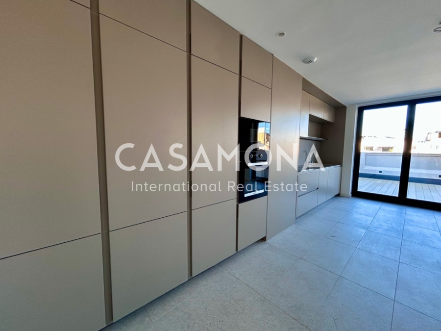 Spacious Two-Level Penthouse with a Big Terrace on Rambla Cataluña Spacious Two-Level Penthouse with a Big Terrace on Rambla Cataluña
