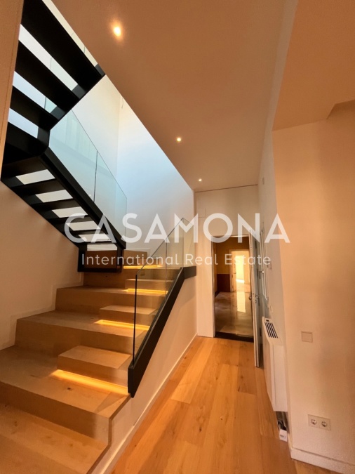 Spacious Two-Level Penthouse with a Big Terrace on Rambla Cataluña Spacious Two-Level Penthouse with a Big Terrace on Rambla Cataluña