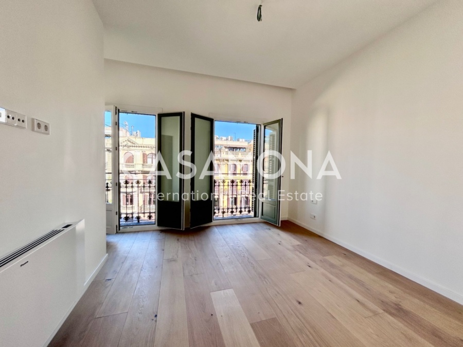 Spacious Two-Level Penthouse with a Big Terrace on Rambla Cataluña Spacious Two-Level Penthouse with a Big Terrace on Rambla Cataluña