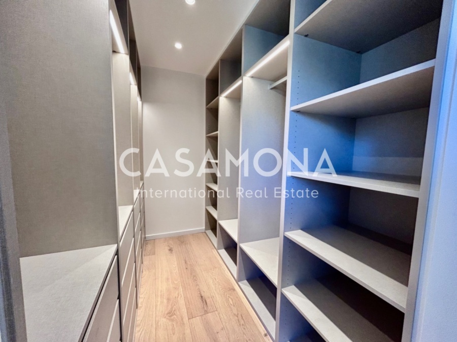 Spacious Two-Level Penthouse with a Big Terrace on Rambla Cataluña Spacious Two-Level Penthouse with a Big Terrace on Rambla Cataluña