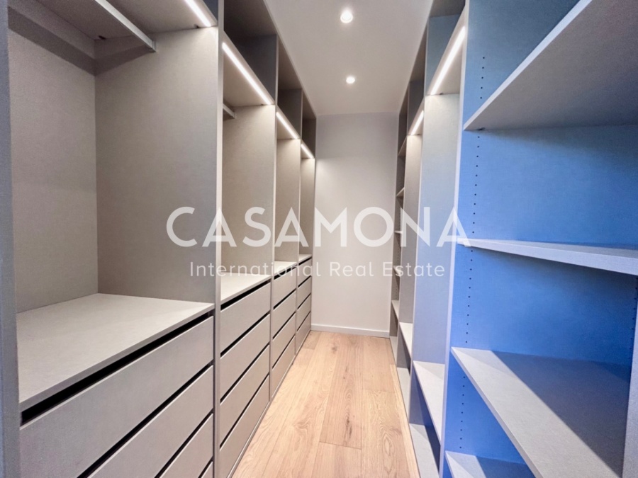 Spacious Two-Level Penthouse with a Big Terrace on Rambla Cataluña Spacious Two-Level Penthouse with a Big Terrace on Rambla Cataluña