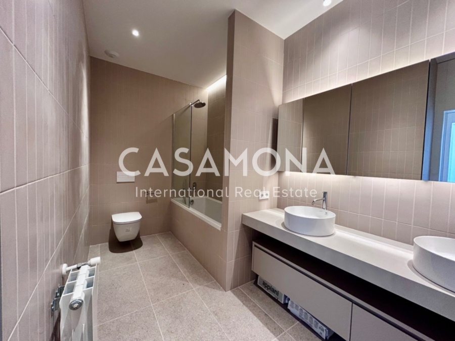Spacious Two-Level Penthouse with a Big Terrace on Rambla Cataluña Spacious Two-Level Penthouse with a Big Terrace on Rambla Cataluña