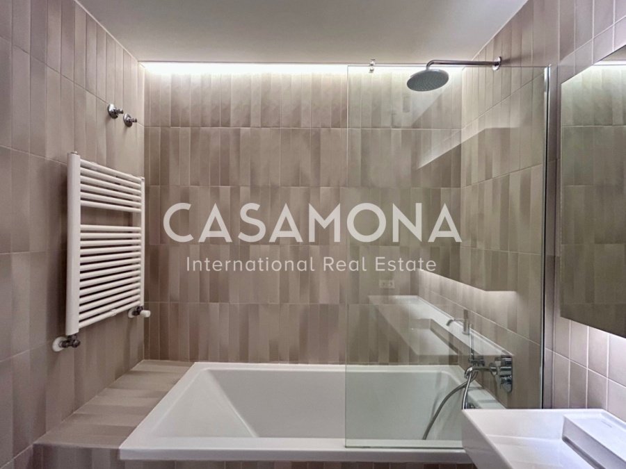 Spacious Two-Level Penthouse with a Big Terrace on Rambla Cataluña Spacious Two-Level Penthouse with a Big Terrace on Rambla Cataluña