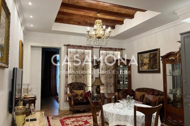 Vintage 2 Bedroom Apartment with Garden Views and Traditional Features in Eixample