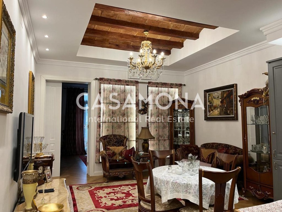 Appartement vintage de 2 chambres avec vue sur le jardin et caractéristiques traditionnelles dans l’Eixample