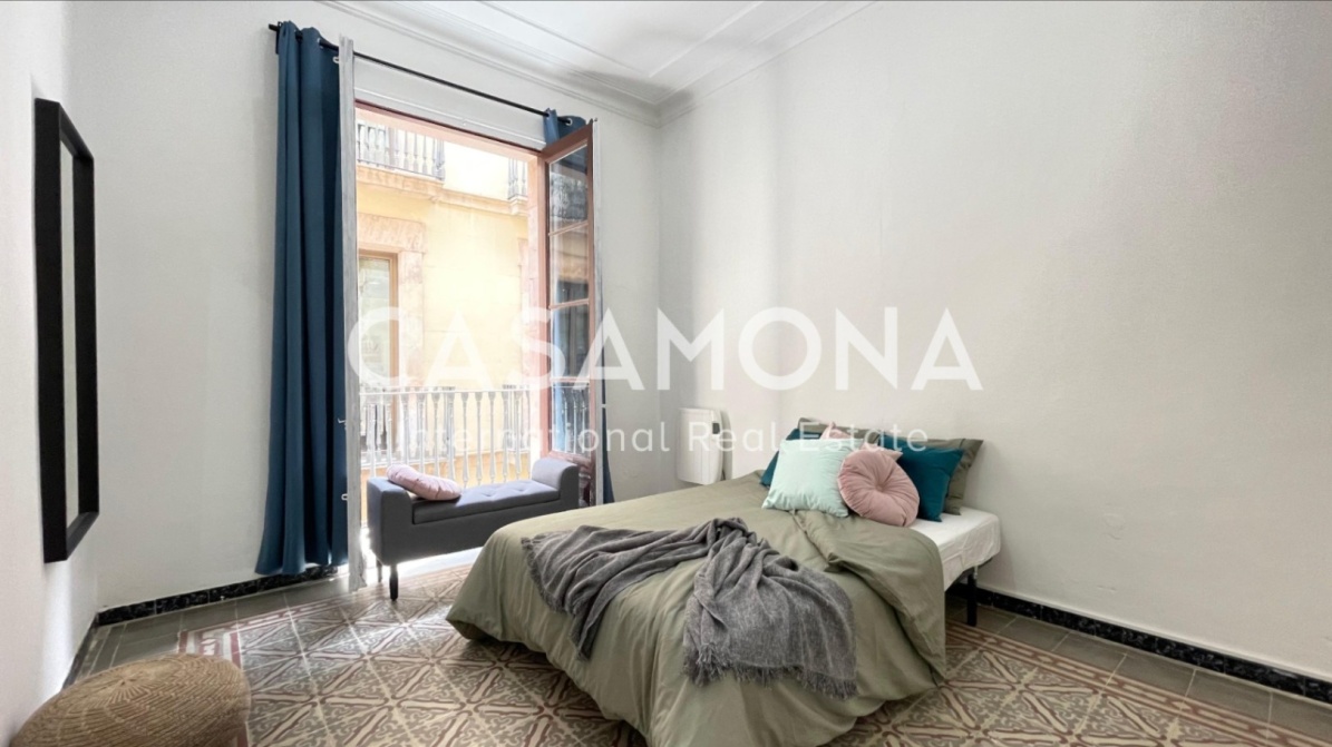 (SOLD) 6 Bedroom Apartment with Balconies in the Gothic Quarter - Ideal for Coliving Investment
