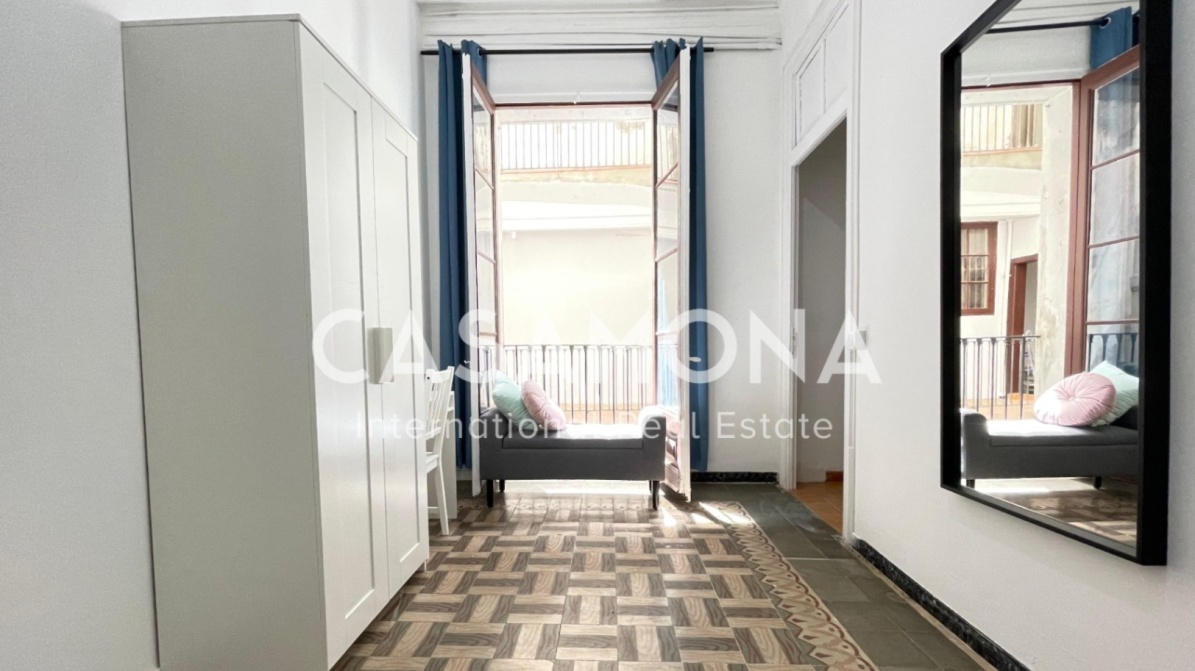 (SOLD) 6 Bedroom Apartment with Balconies in the Gothic Quarter - Ideal for Coliving Investment