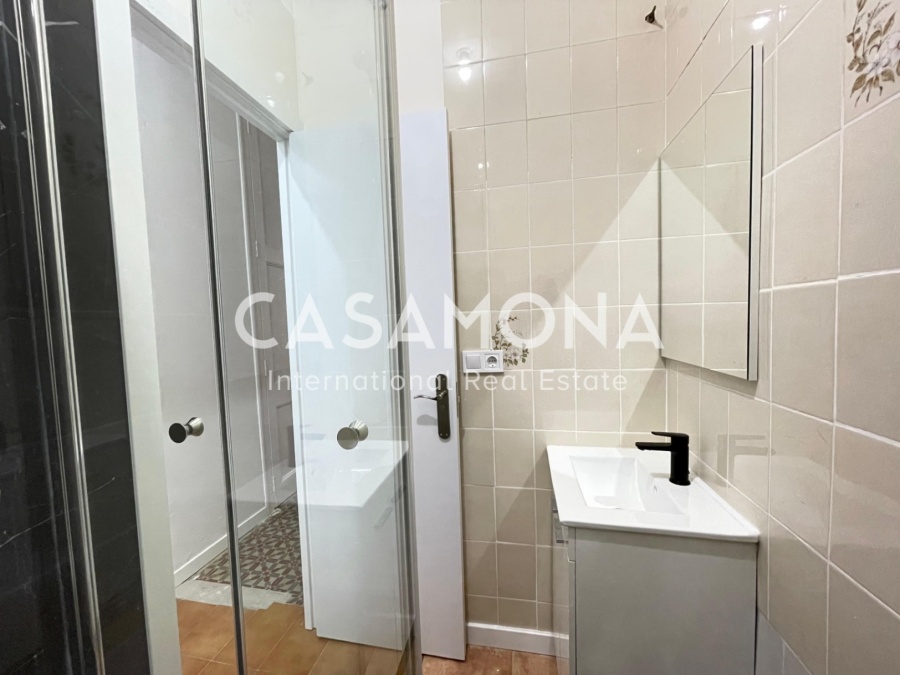 (SOLD) 6 Bedroom Apartment with Balconies in the Gothic Quarter - Ideal for Coliving Investment