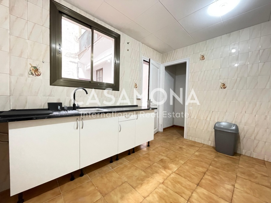 Apartament de 6 dormitoris amb balcons al Barri Gòtic, ideal per a inversió en convivència Apartament de 6 dormitoris amb balcons al Barri Gòtic, ideal per a inversió en convivència