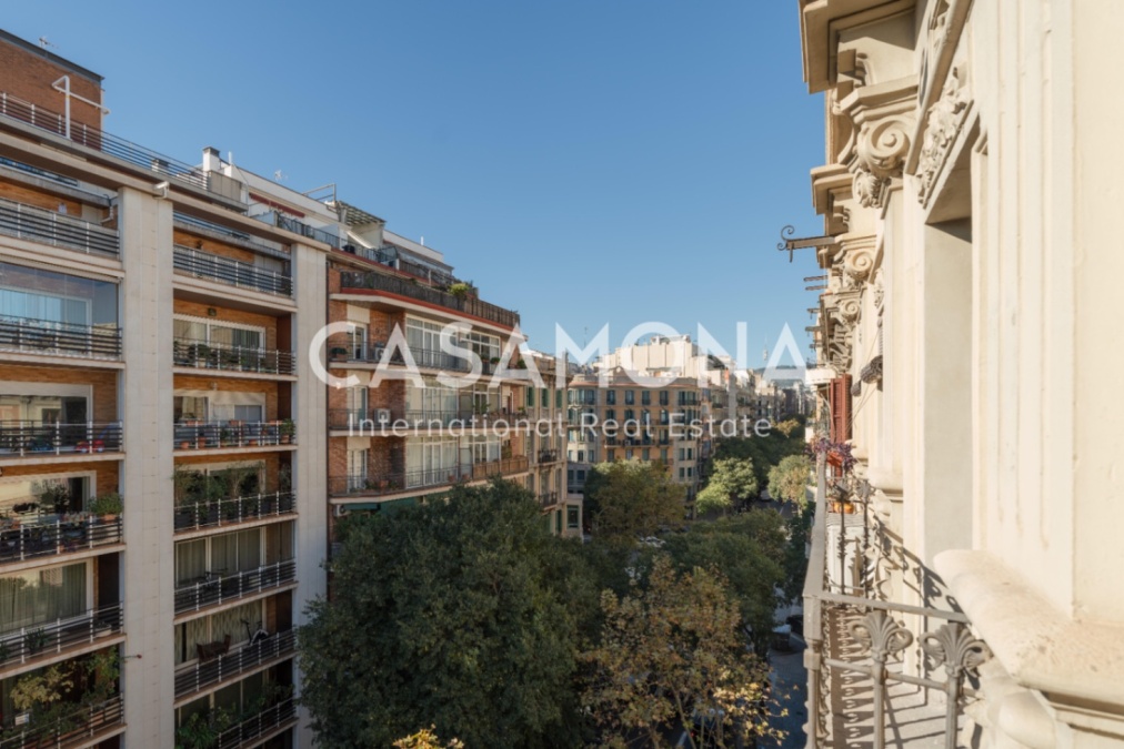 AMPLI APARTAMENT DE 3 HABITACIONS A L’EIXAMPLE AMB ELEMENTS CATALANS