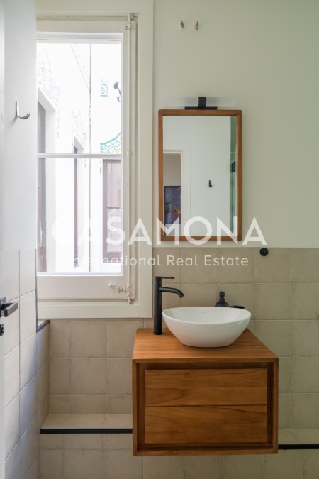 AMPLI APARTAMENT DE 3 HABITACIONS A L’EIXAMPLE AMB ELEMENTS CATALANS