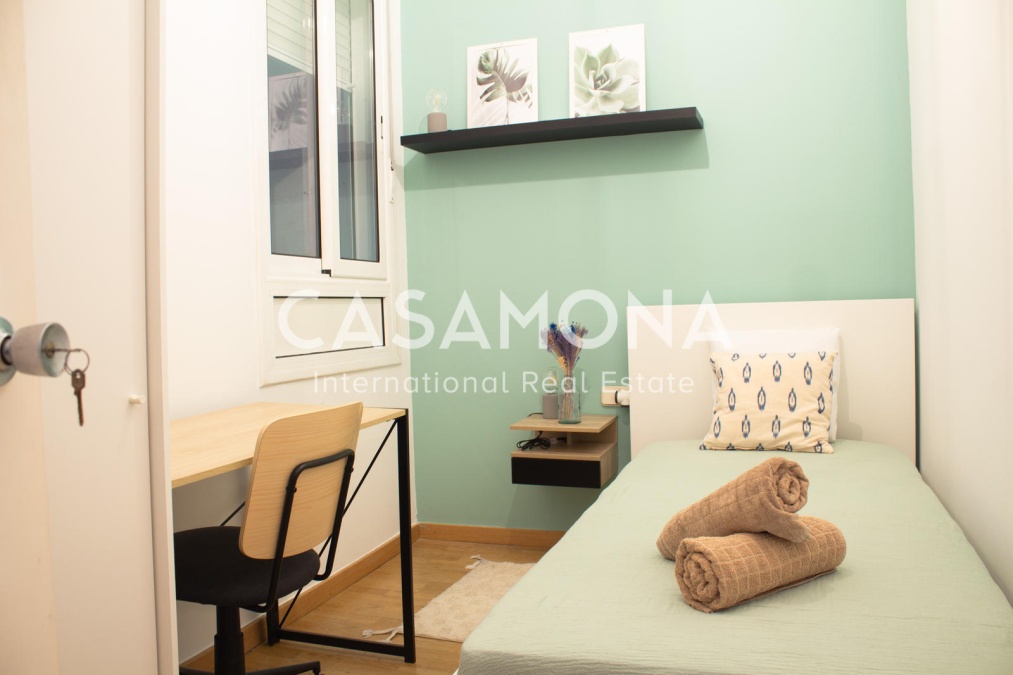 Bright and Modern 2-Bedroom Apartment with a Private Terrace in the Heart of the Gothic Quarter