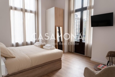Co-Living Room With Private Bathroom Perfectly Located on La Rambla