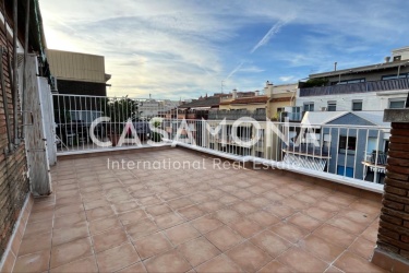 Appartement de 2 chambres avec terrasse privée spacieuse à rénover dans l’Eixample Esquerra