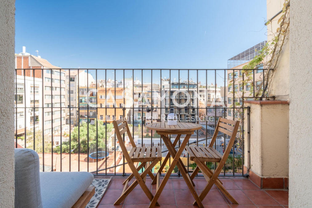 Precioso apartamento de 2 dormitorios y 2 baños con enorme balcón en el Eixample Precioso apartamento de 2 dormitorios y 2 baños con enorme balcón en el Eixample