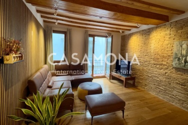 (SOLD) Elegant 2-Bedroom Apartment with an Elevator and French Balconies in El Born (SOLD) Elegant 2-Bedroom Apartment with an Elevator and French Balconies in El Born