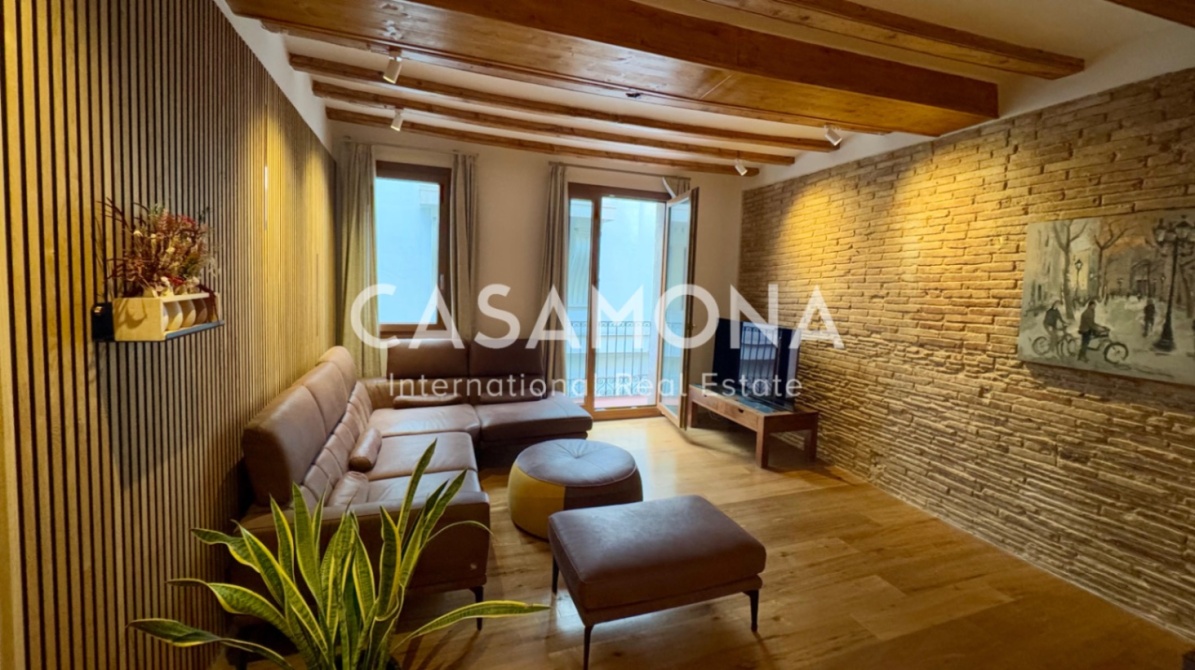 (SOLD) Elegant apartament de 2 dormitoris amb ascensor i balcons francesos al Born