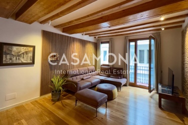 (SOLD) Elegant 2-Bedroom Apartment with an Elevator and French Balconies in El Born (SOLD) Elegant 2-Bedroom Apartment with an Elevator and French Balconies in El Born