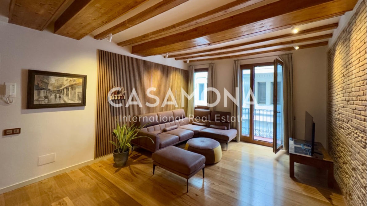 (SOLD) Elegant apartament de 2 dormitoris amb ascensor i balcons francesos al Born