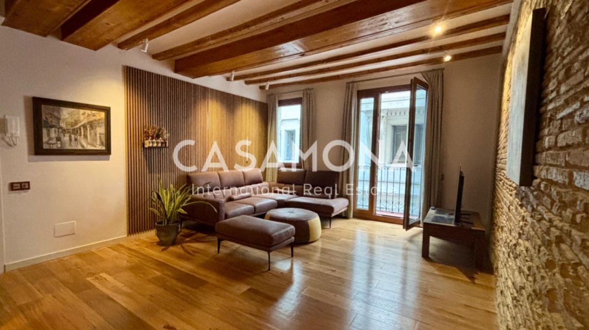 (SOLD) Elegant apartament de 2 dormitoris amb ascensor i balcons francesos al Born