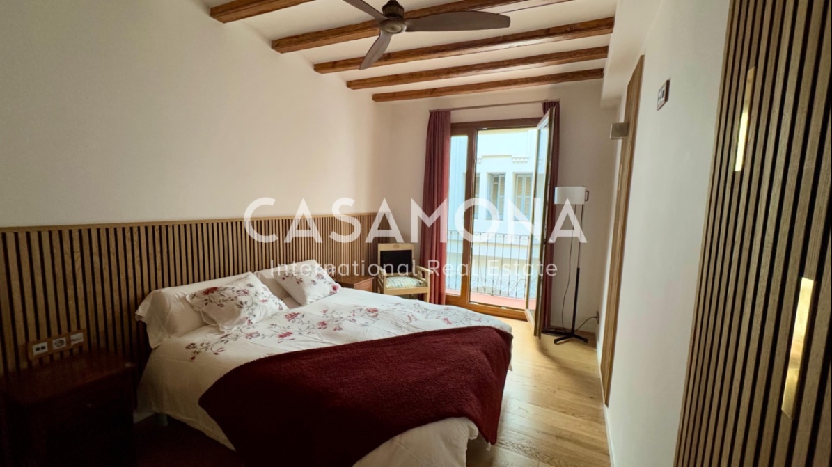 (SOLD) Elegant apartament de 2 dormitoris amb ascensor i balcons francesos al Born