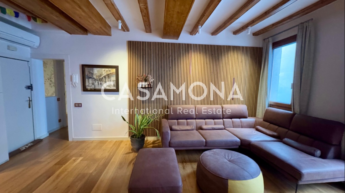 (SOLD) Elegant apartament de 2 dormitoris amb ascensor i balcons francesos al Born