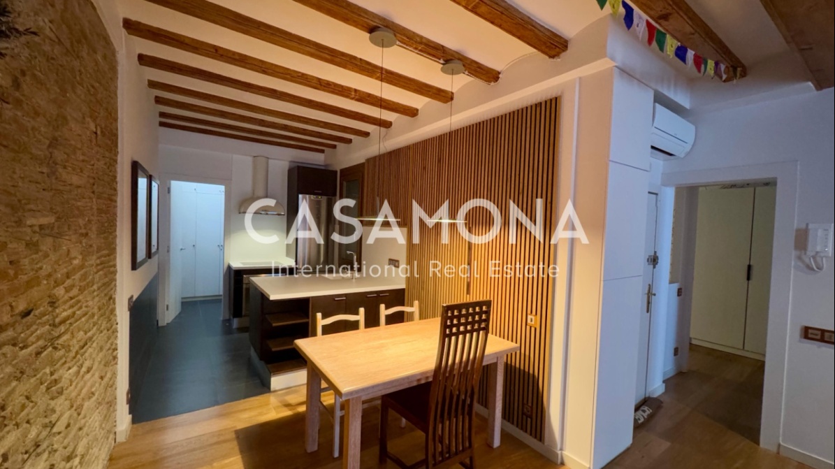 (SOLD) Elegant apartament de 2 dormitoris amb ascensor i balcons francesos al Born
