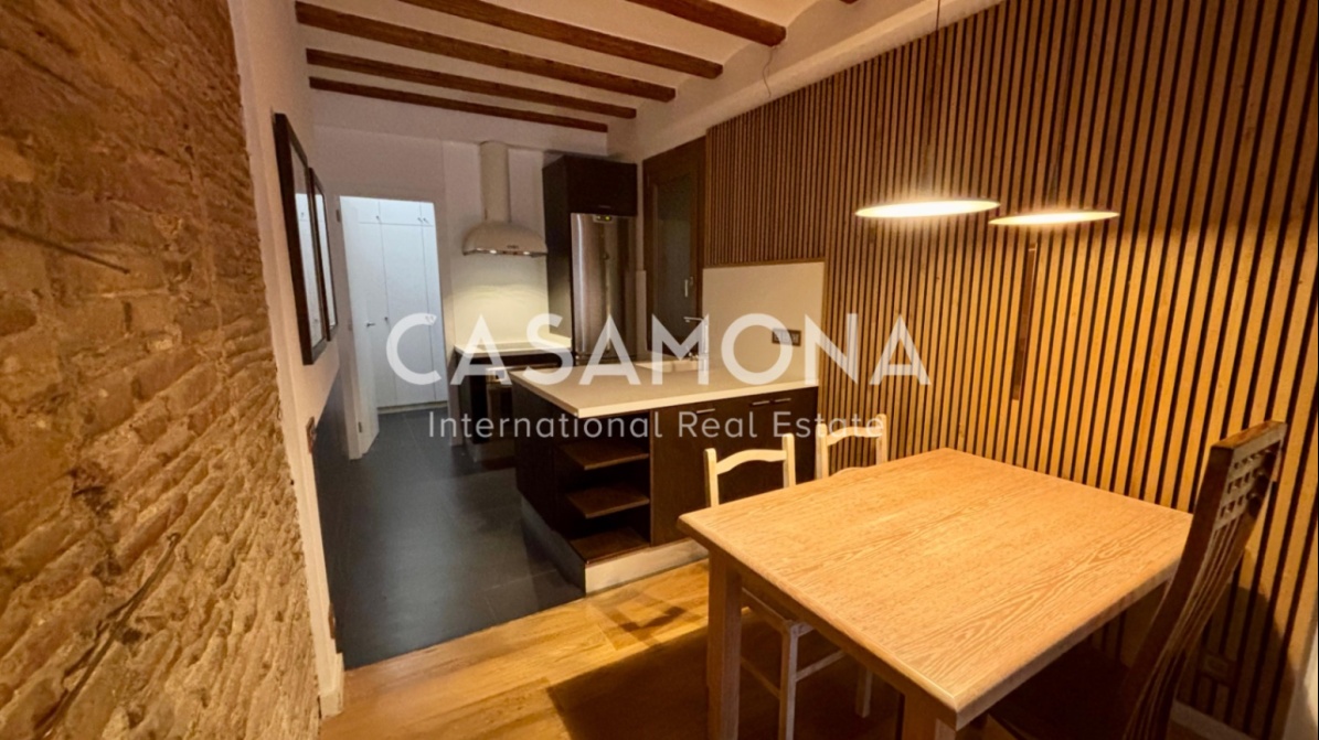 (SOLD) Elegant apartament de 2 dormitoris amb ascensor i balcons francesos al Born