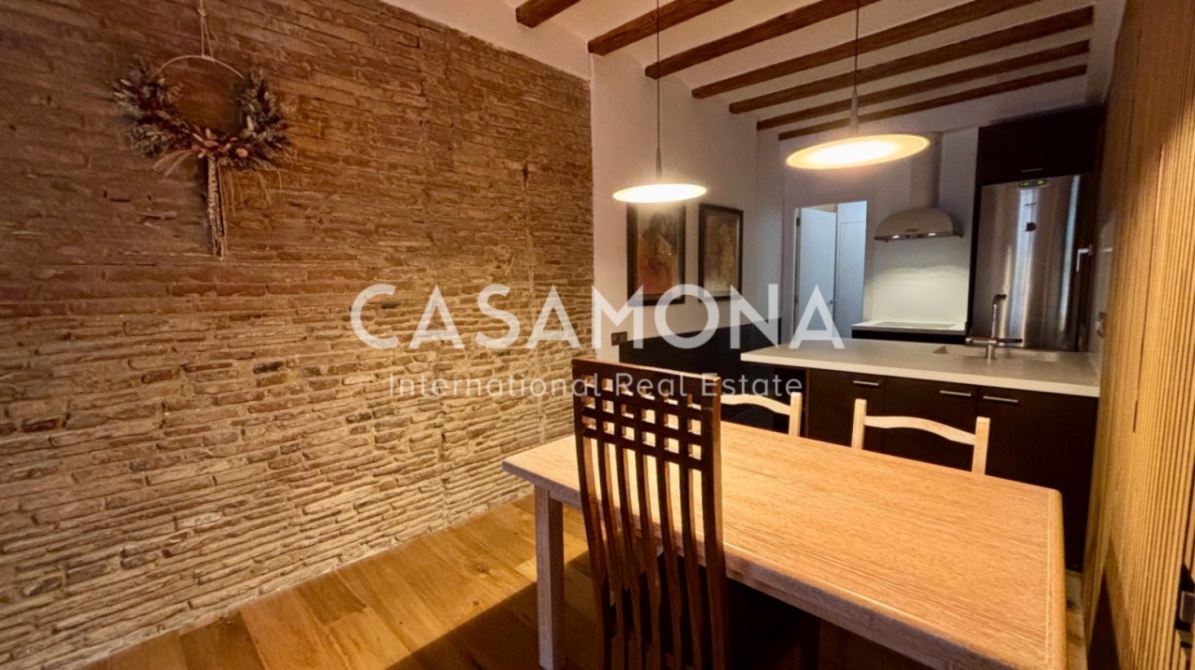 (SOLD) Elegant 2-Bedroom Apartment with an Elevator and French Balconies in El Born