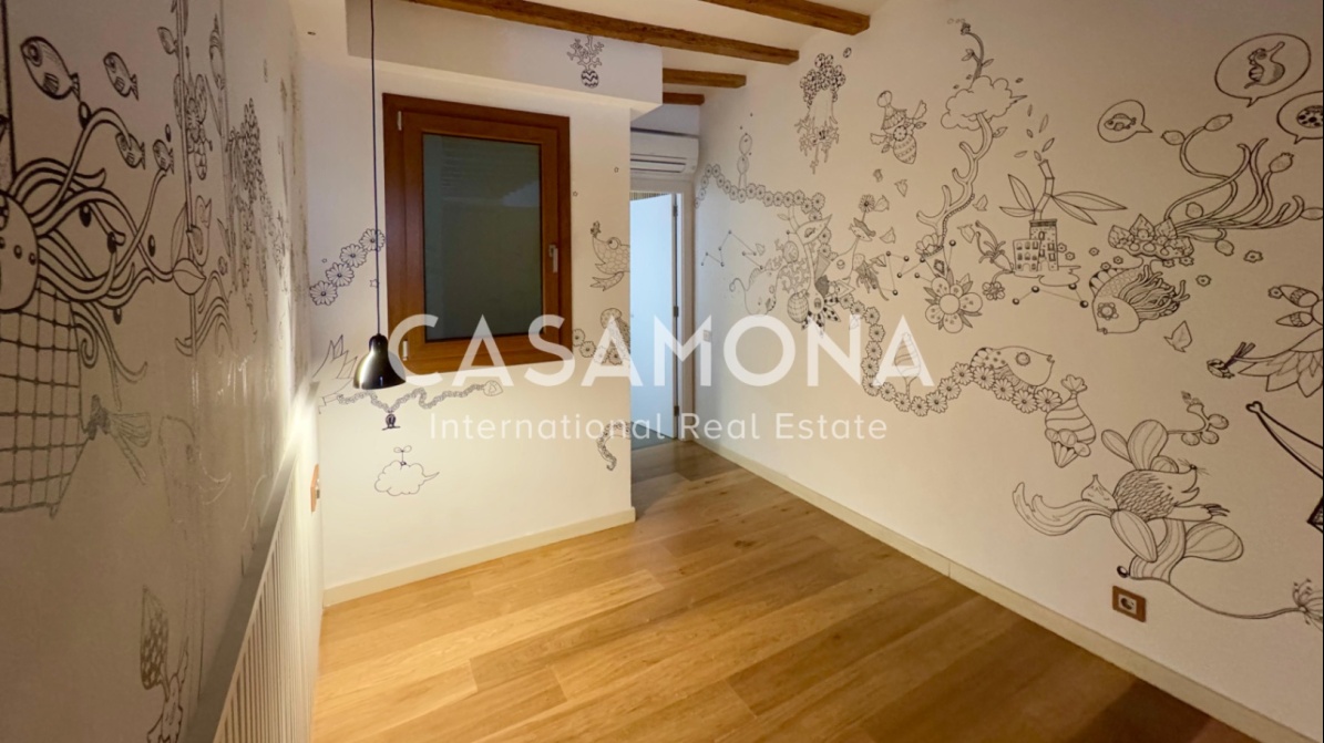 (SOLD) Elegant apartament de 2 dormitoris amb ascensor i balcons francesos al Born