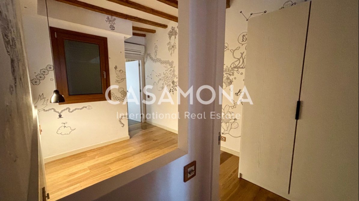 (SOLD) Elegant apartament de 2 dormitoris amb ascensor i balcons francesos al Born