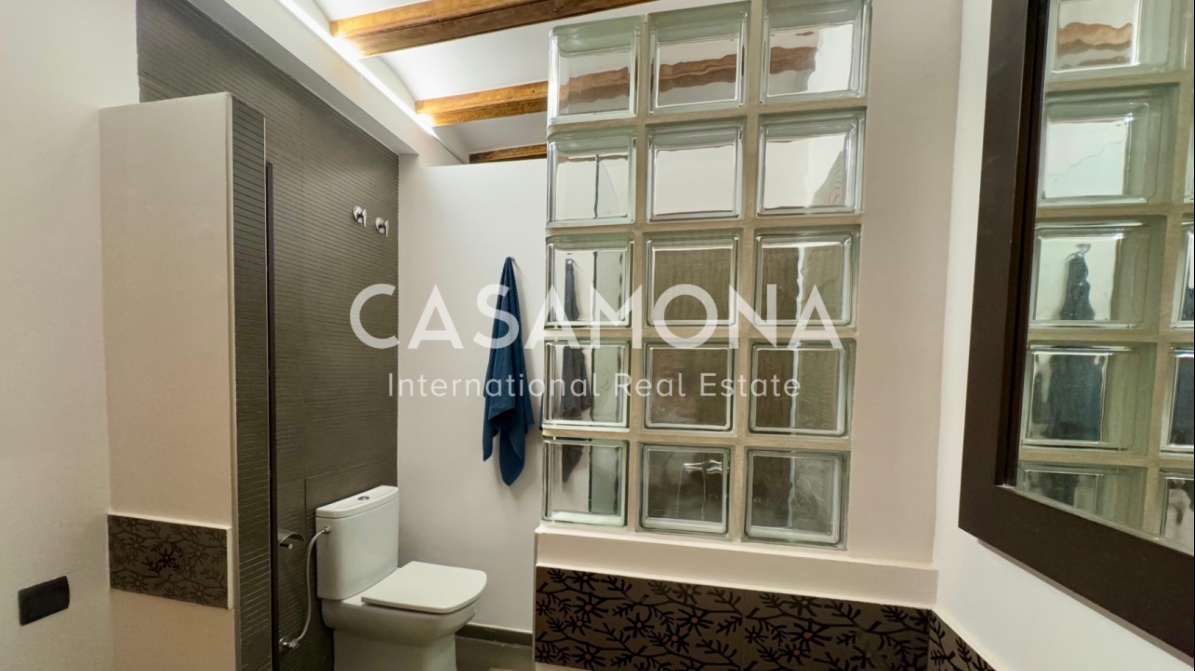 (SOLD) Elegant apartament de 2 dormitoris amb ascensor i balcons francesos al Born
